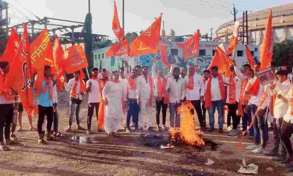 भगवा का अपमान पठान फिल्म के खिलाफ शिवसैनिकों का फूटा गुस्सा